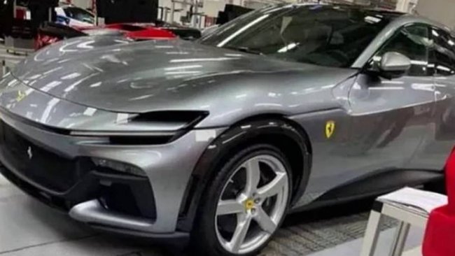 2022 Ferrari Purosangue SUV modeli