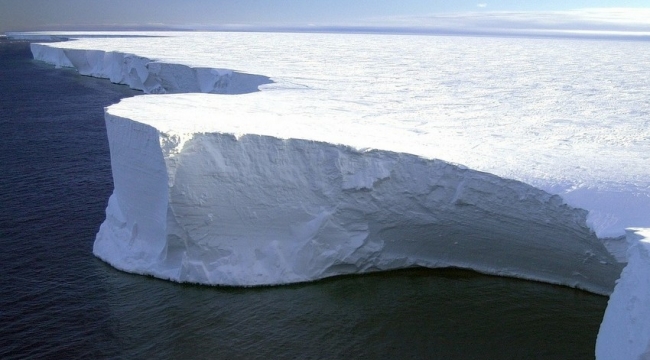 Antarktika'da şehir büyüklüğündeki buzdağı koptu! Dünyanın yeni en büyük buzdağı oluştu